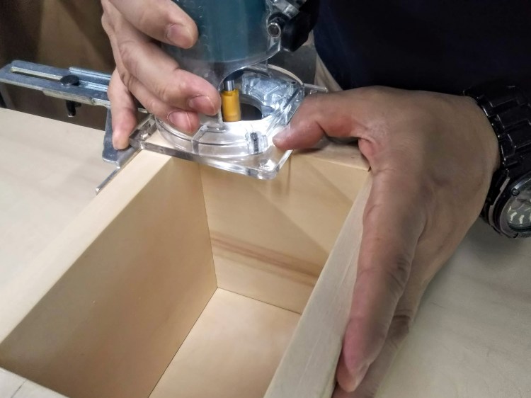 トリマー(ストレートガイドを使用)で切削