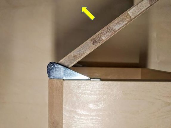 扉を前へ持ち出しながら開く