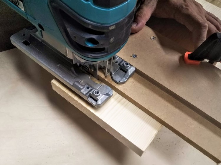 自作定規を使用した直線カット