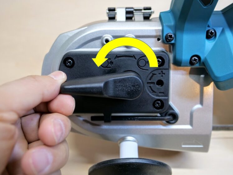 矢印の方向にレバーを止まるまで回す