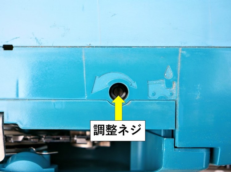 調整ネジを回して吐出量を調整(三段階)する