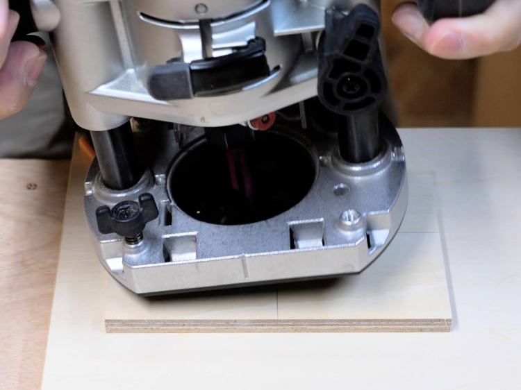 治具の穴にテンプレットガイドの筒部をはめる