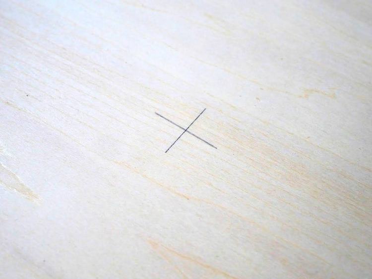 穴あけ位置へ十字の墨線と引く