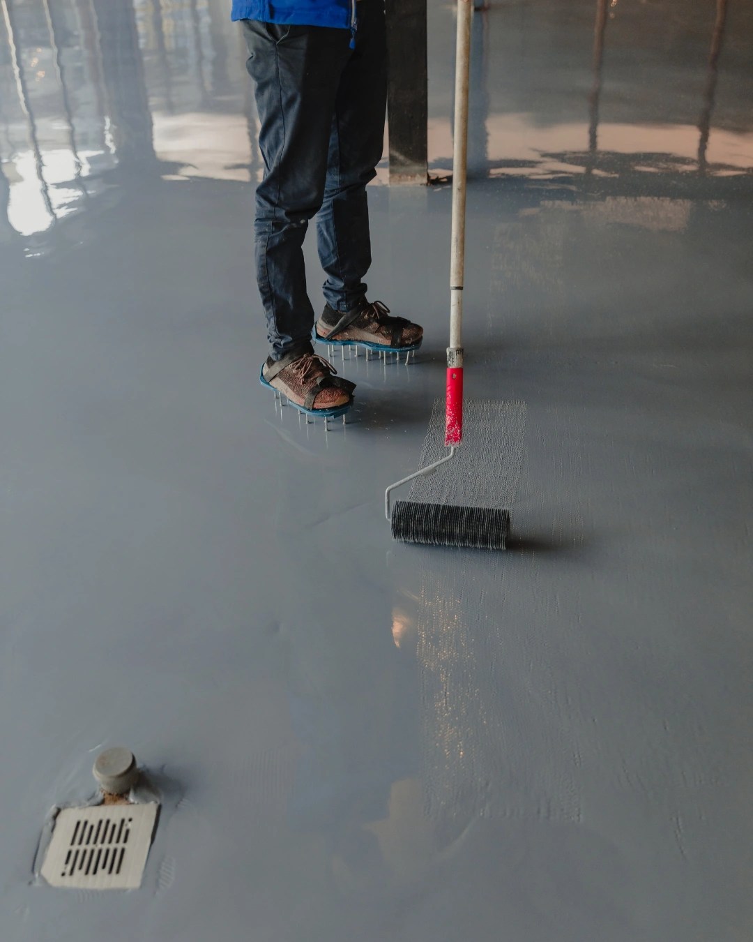 Pintura para pisos industriales aplicada sobre concreto en Panamá