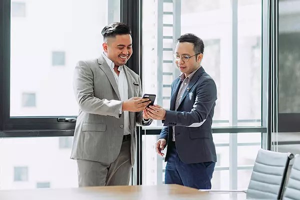 關於我們 16 參與公部門數位轉型輔導計畫,協助消防局、交通系統等公共機構導入AI技術,提升管理效率和公共安全。