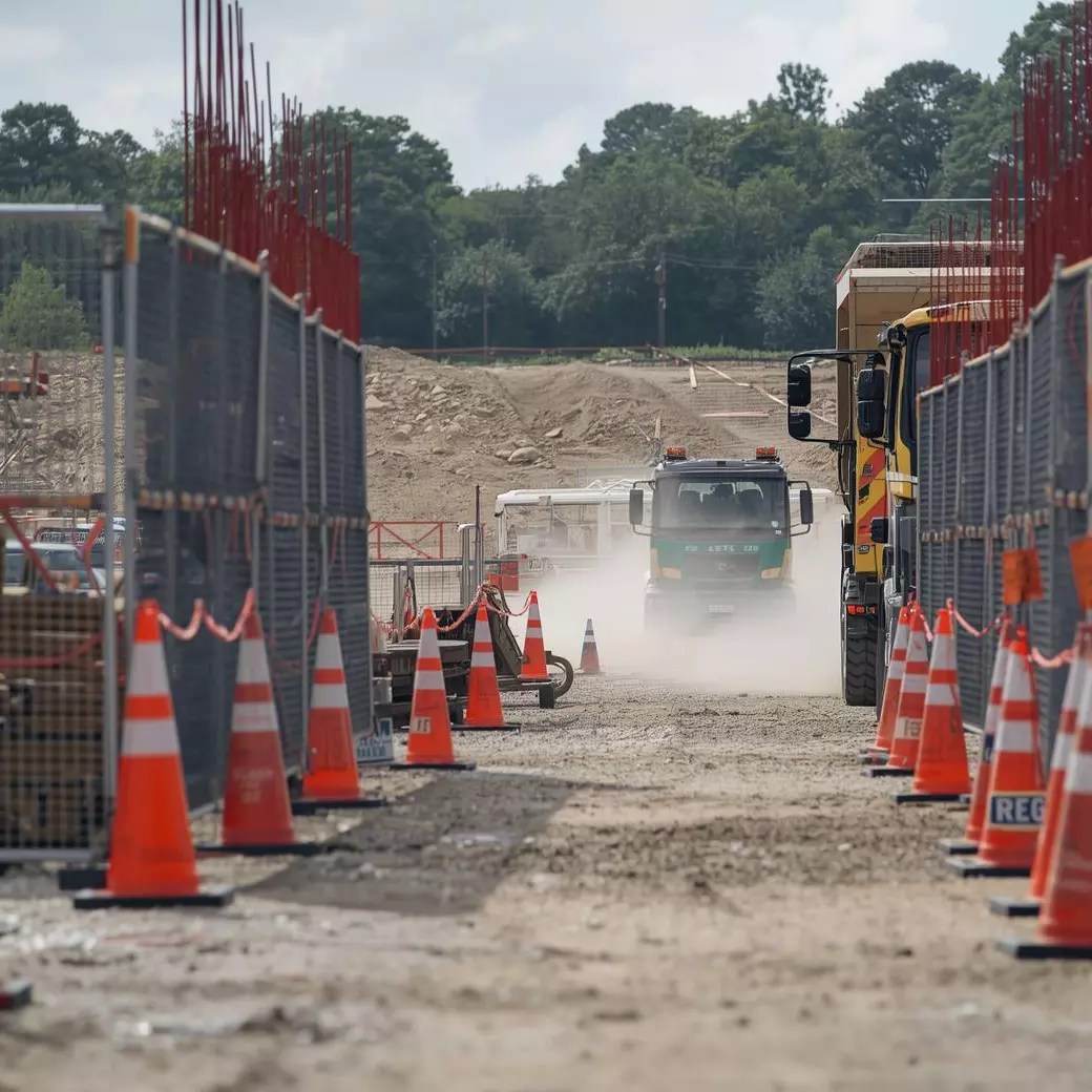 在營造工地交通動線區域，監測砂石車、混凝土車進出狀況，降低人車交錯風險。