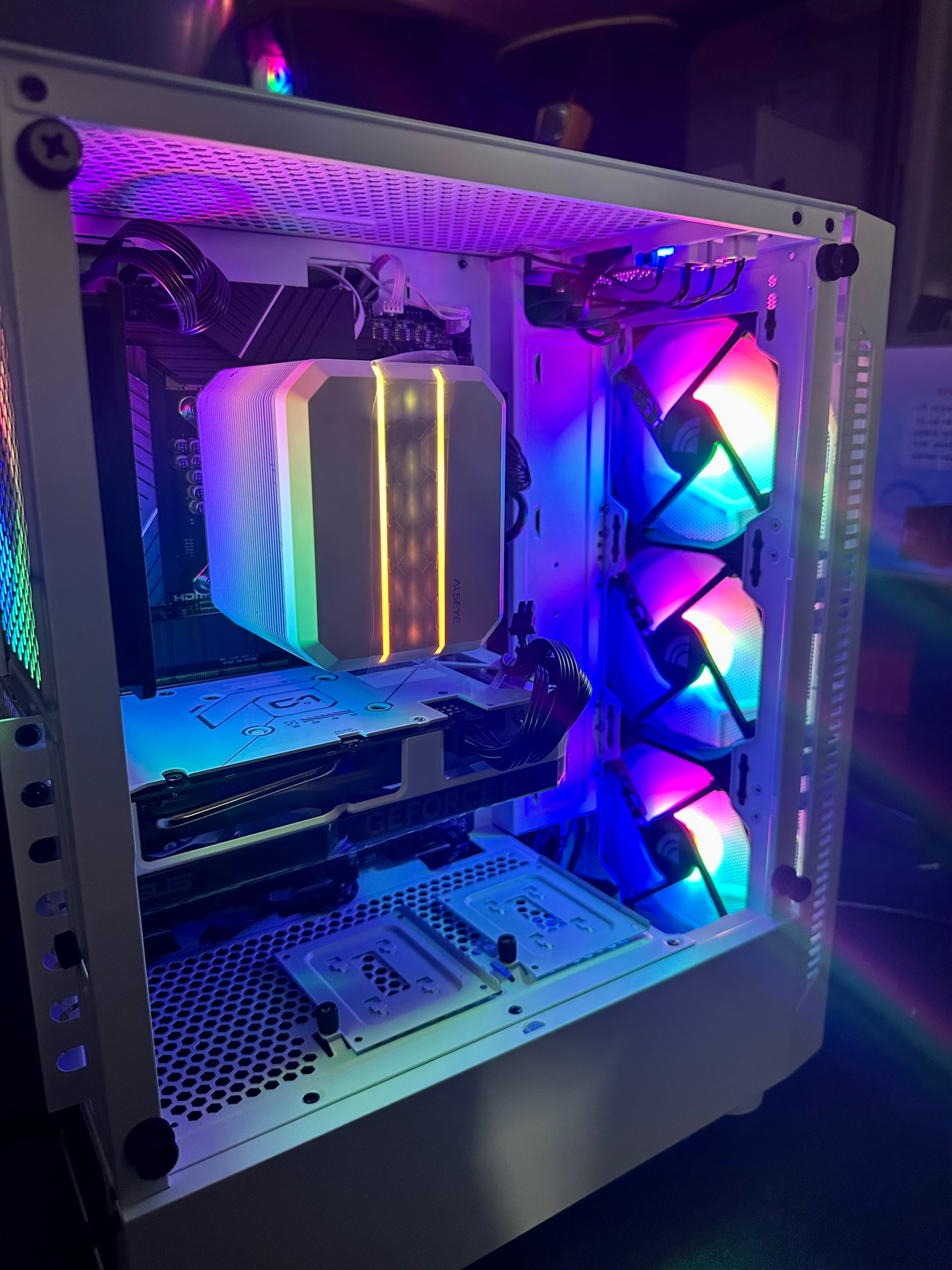 iShattered Custom Gaming PC Bronze Build in Wite