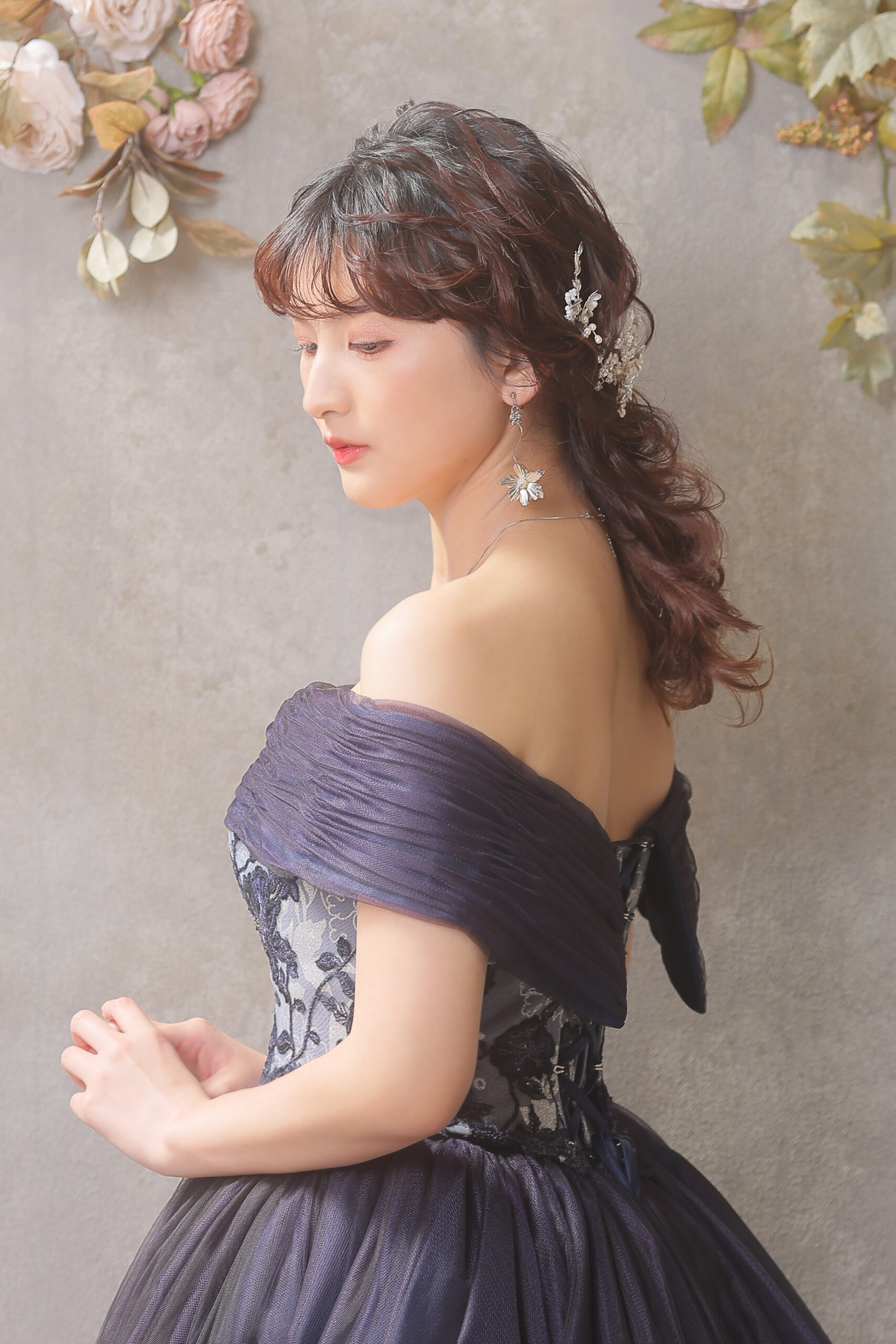 小花柄のデザインが煌びやかで可愛いオフショルイブニングドレス 小花柄のデザインが煌びやかで可愛いオフショルイブニングドレス