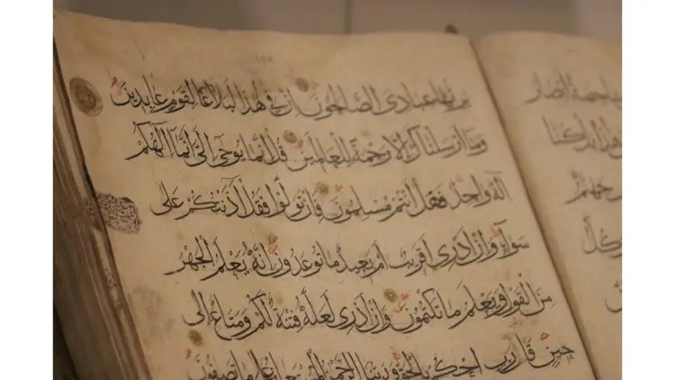 Arabic alphabet pronunciation guide for beginners showing Quranic letters with harakat vowel marks.