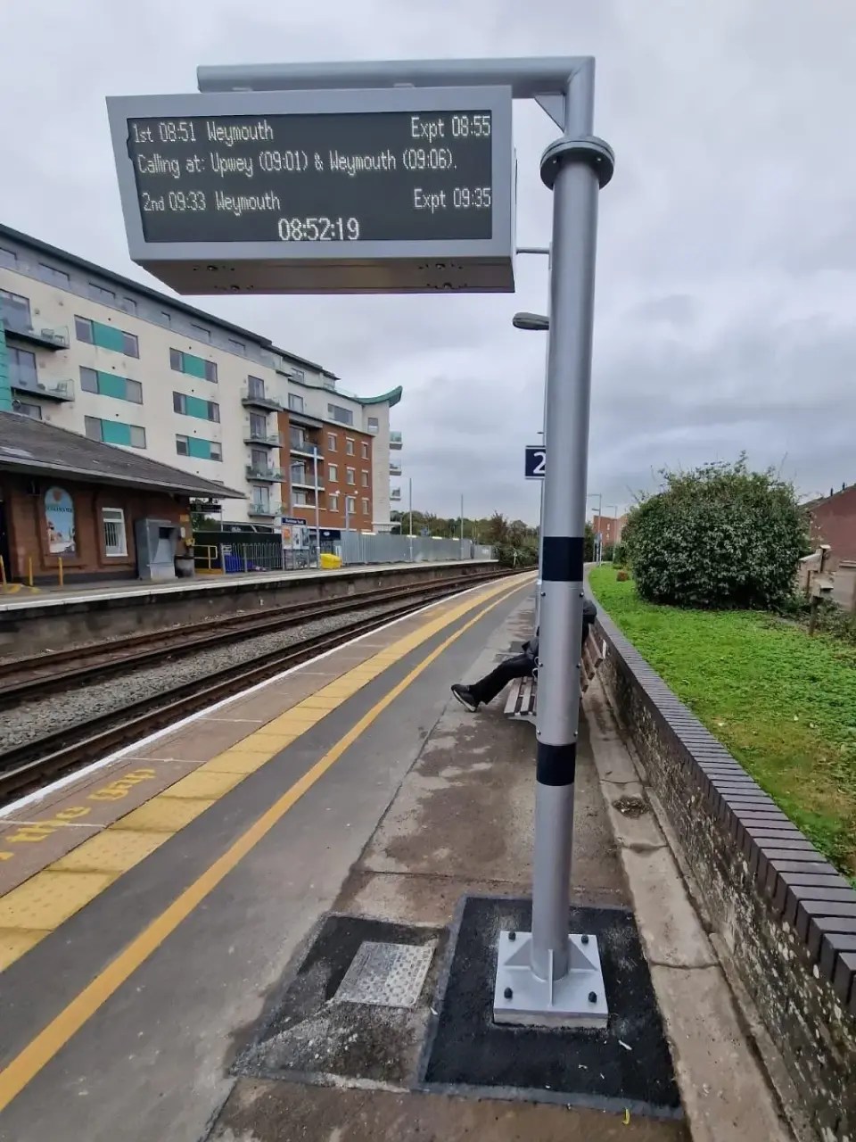 CIS Screen civils install uk train platform
