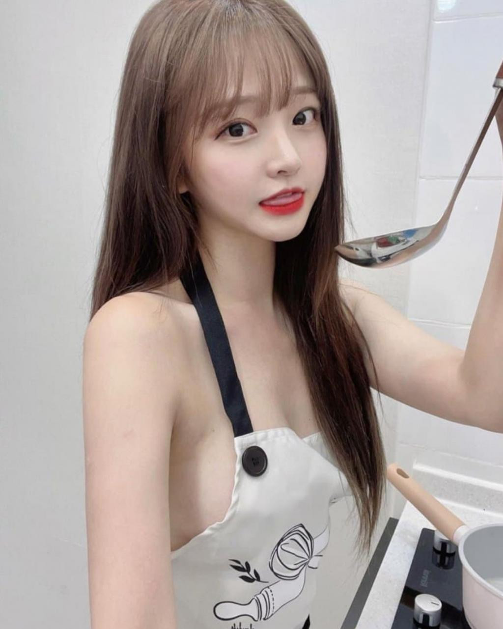 박민정 알몸 앞치마.jpg