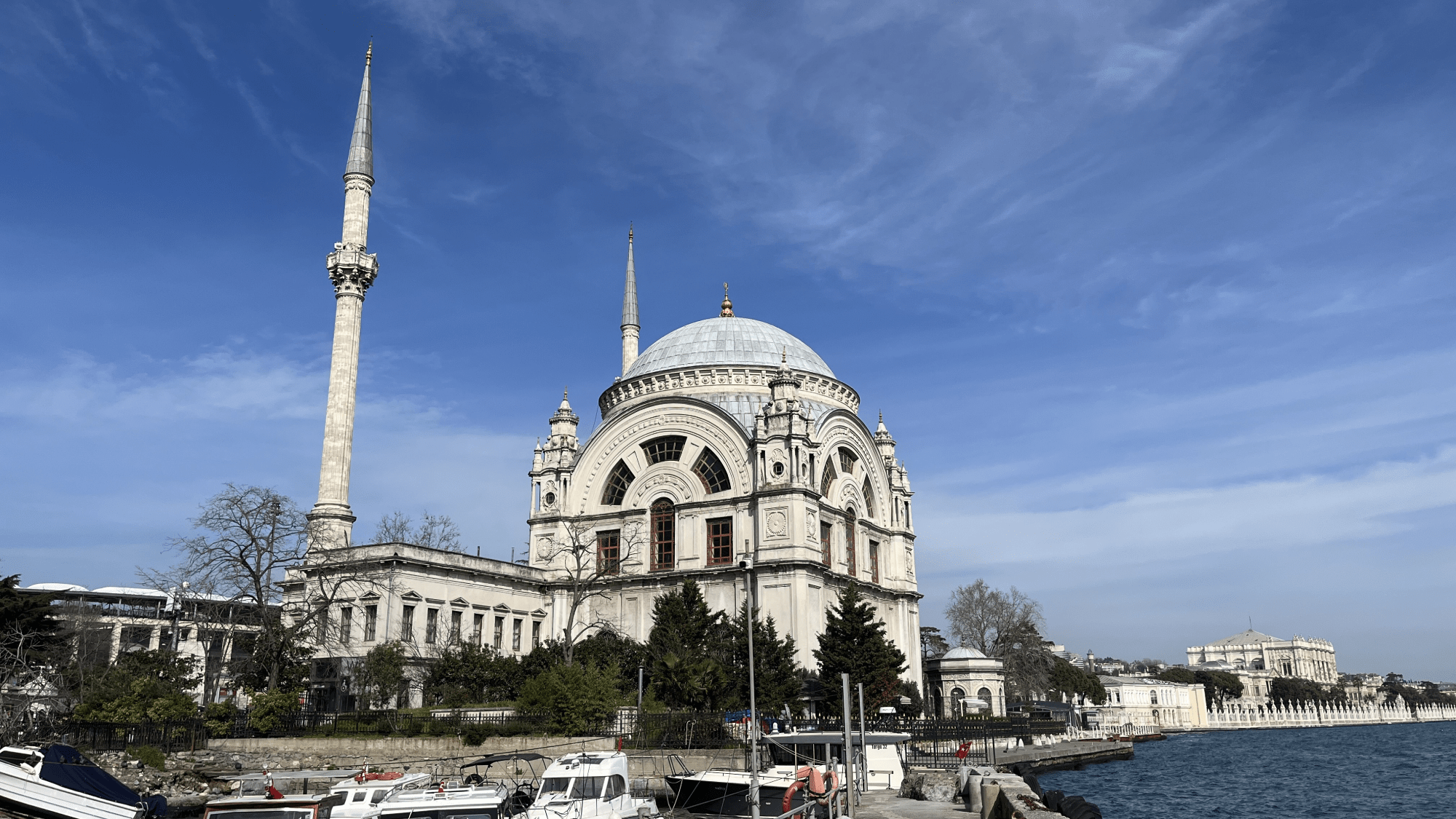 Dolmabahçe Mosque (Bezmialem Valide Sultan)