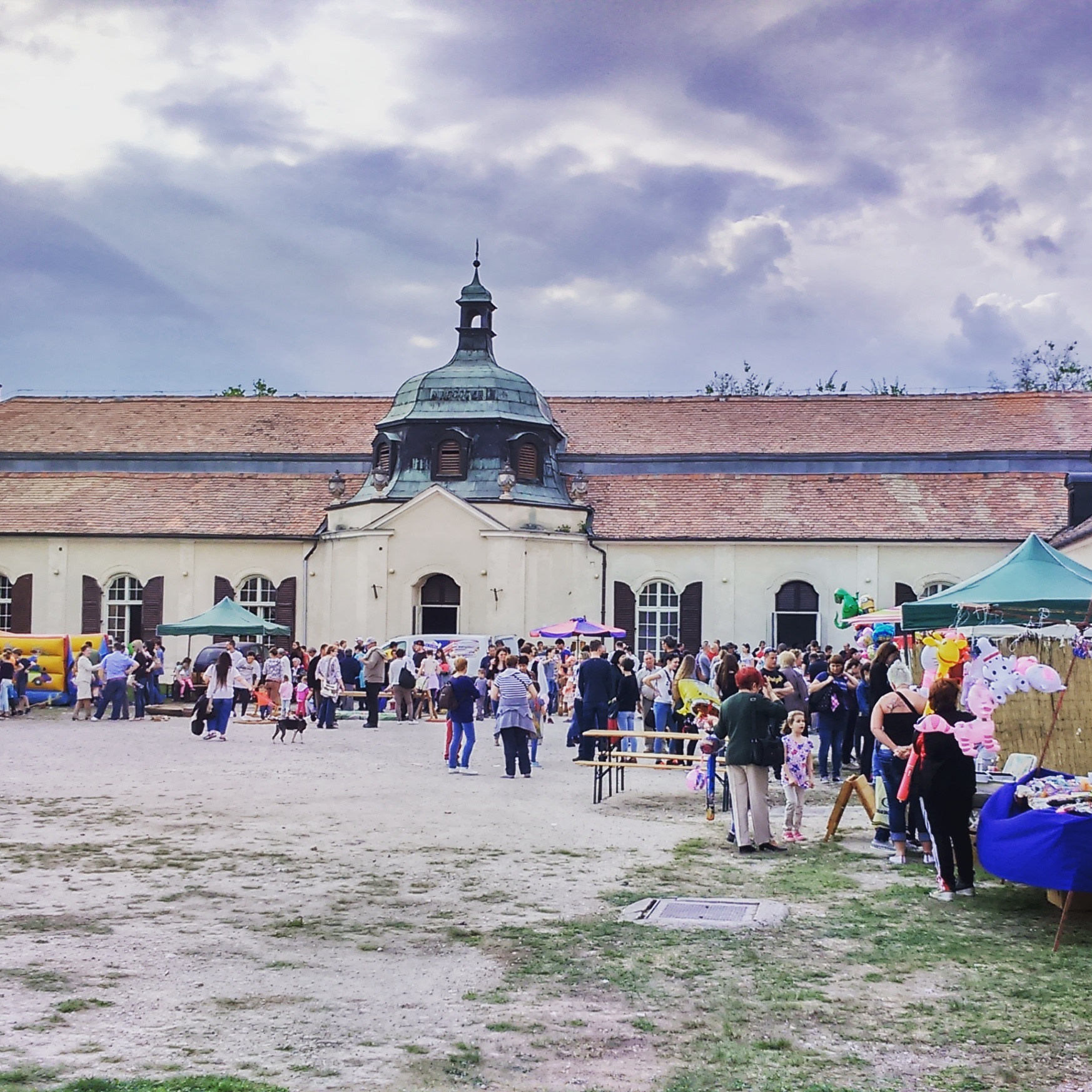 A Művelődési Ház (valaha istálló) áprilisban
