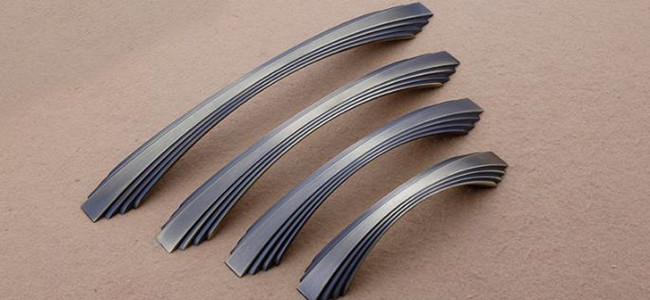 Le maniglie arcate nere della mobilia e le maniglie della ...