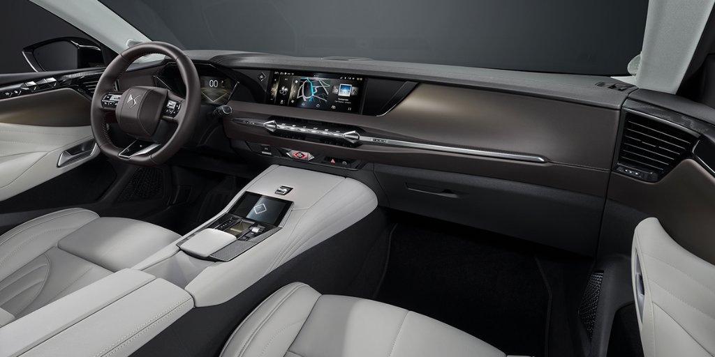 DS Automobiles представил новый хэтчбек DS 4, который будет доступен в нескольких версиях, включая кросс-купе и гибрид с 50 км электрохода