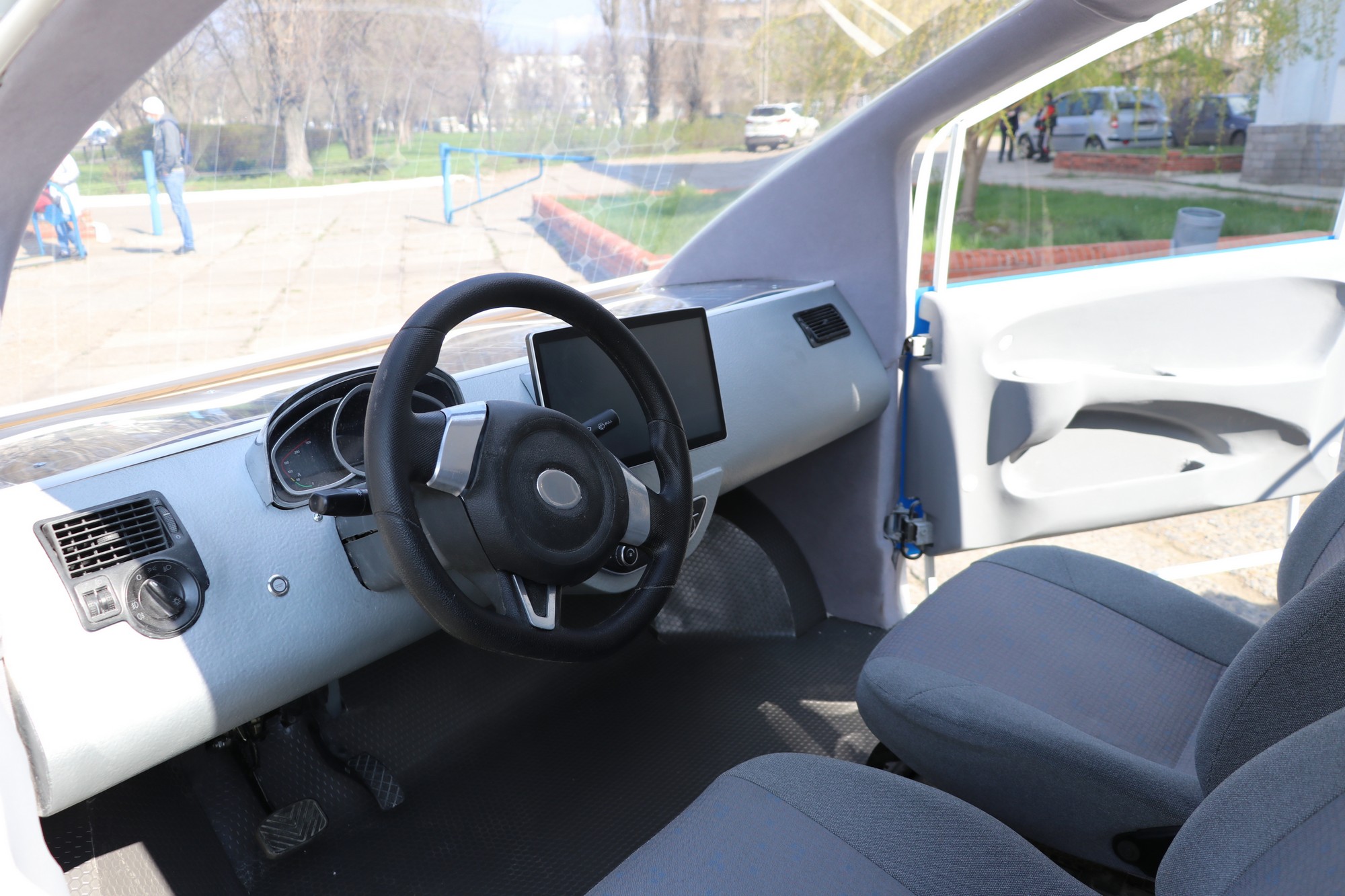 В СНУ ім. В. Даля створили електромобіль Єва з сонячними батареями, вартість серійної версії такого авто може скласти $12 тис.