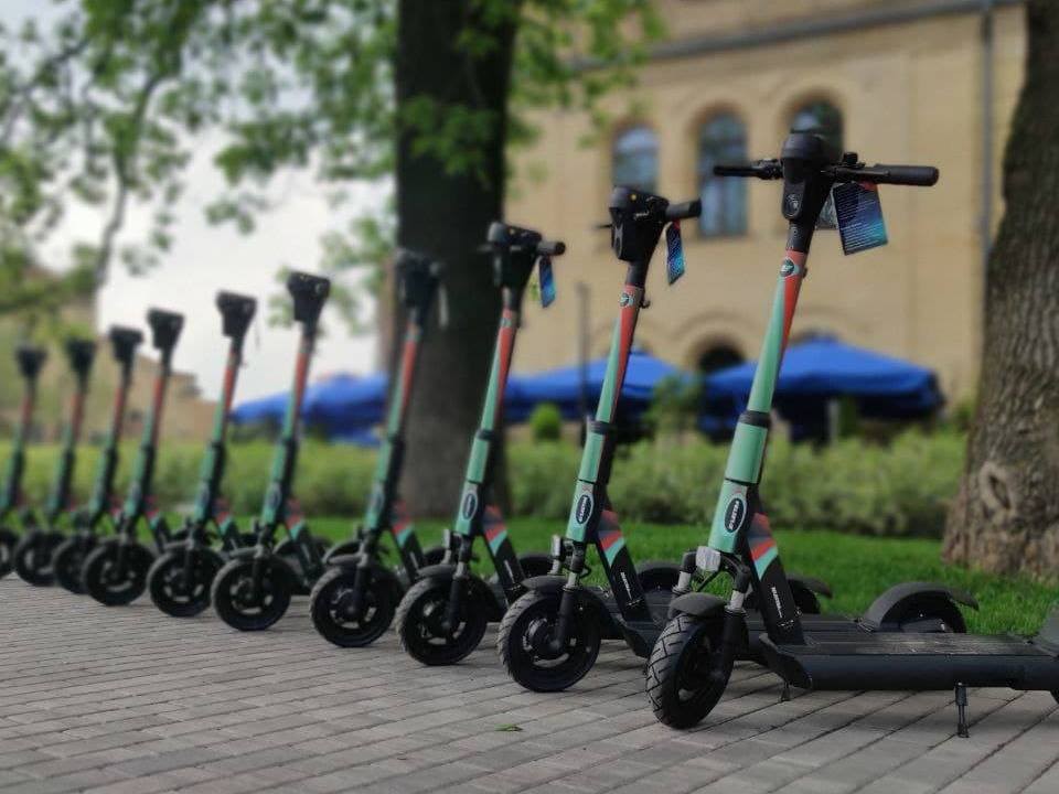 У Києві запустили новий сервіс прокату електросамокатів та мопедів Zelectra