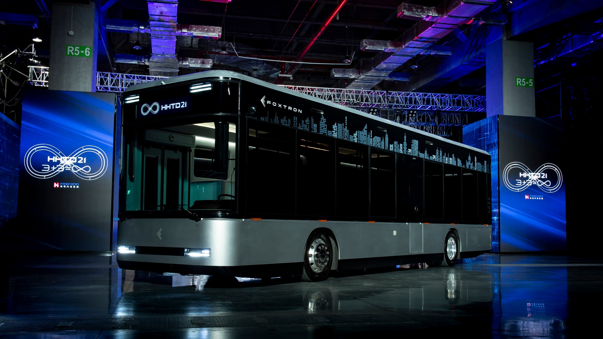 Foxconn представил три электрических концепта Foxtron: седан Model E, кроссовер Model C и автобус Model T