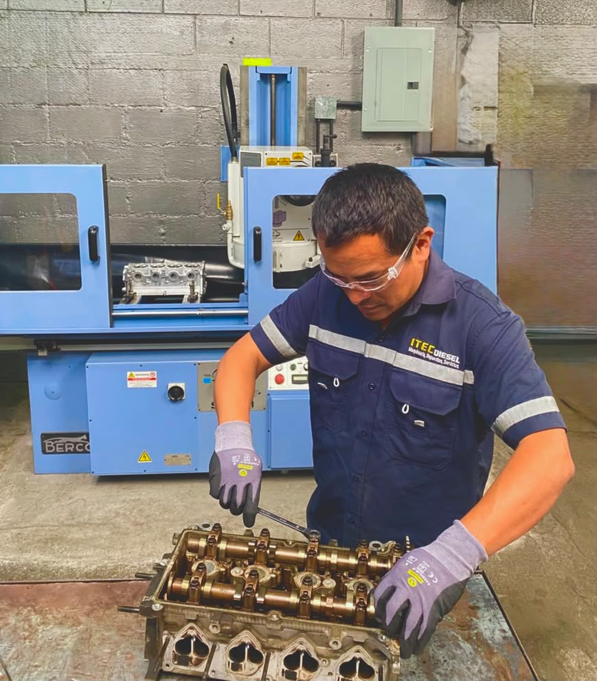 Técnico de ITEC Diesel realizando trabajos de culata