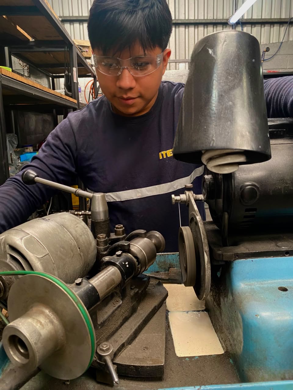 Técnico realizando la rectificación de válvulas