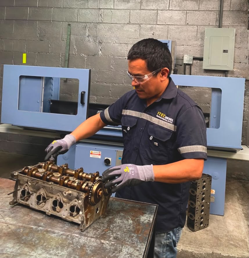 Técnico realizando la evaluación de una culata