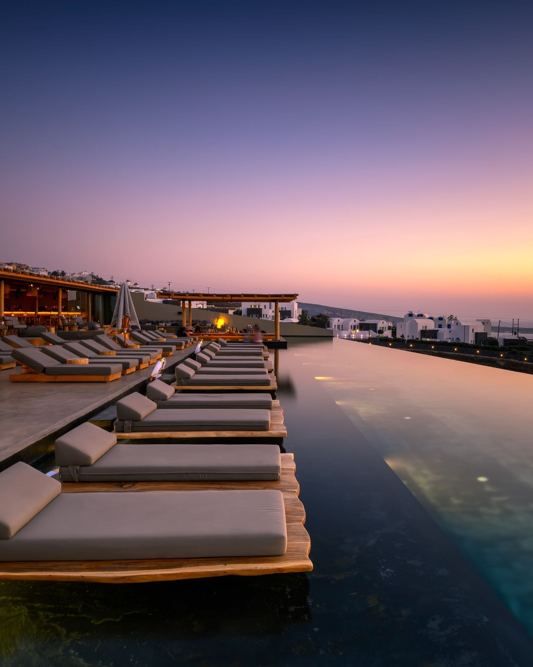 Ένα all day pool bar για στιγμές χαλάρωσης στη Σαντορίνη - itravelling.gr