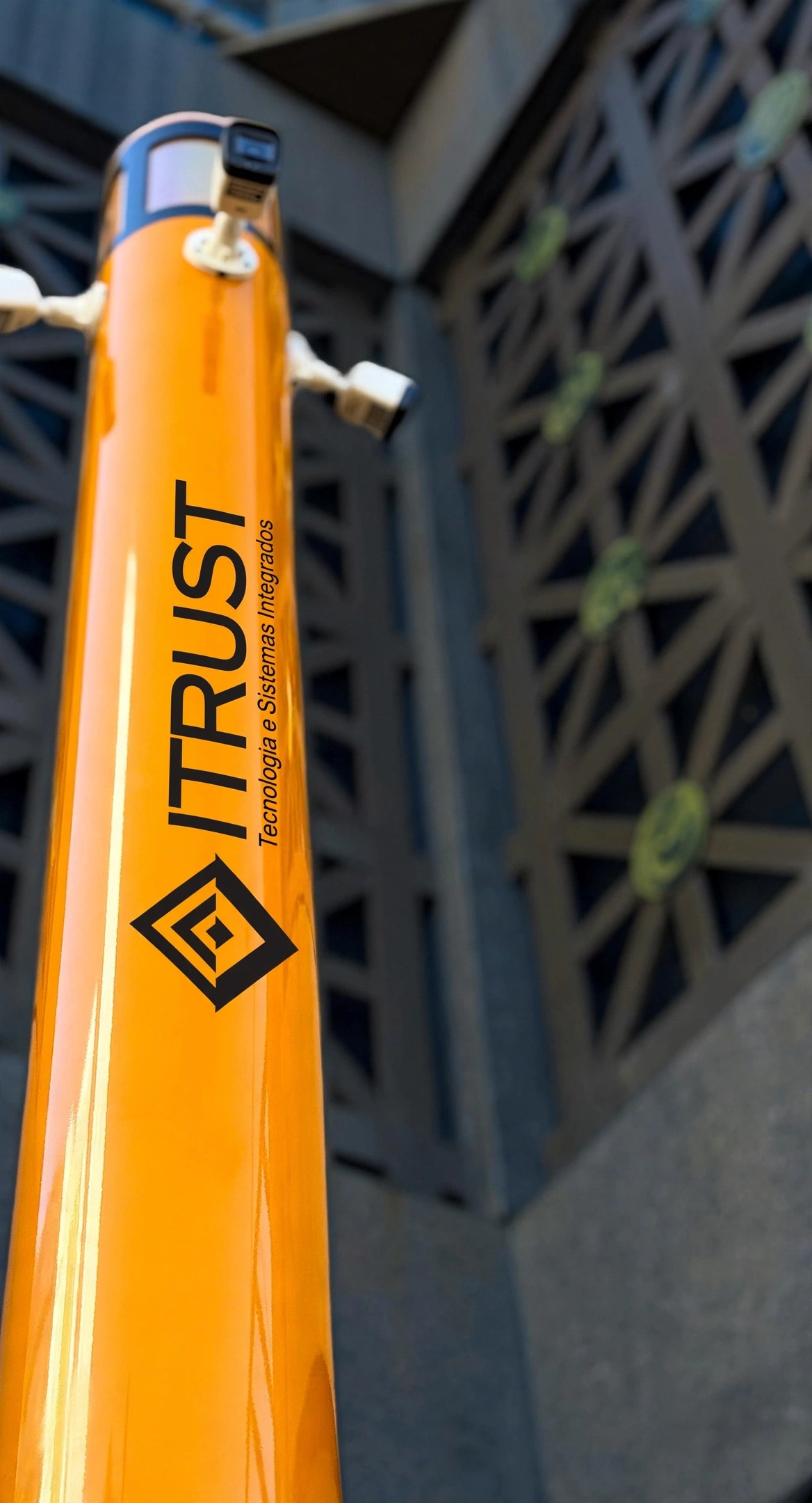 Detalhe do poste ITRUST SAFE