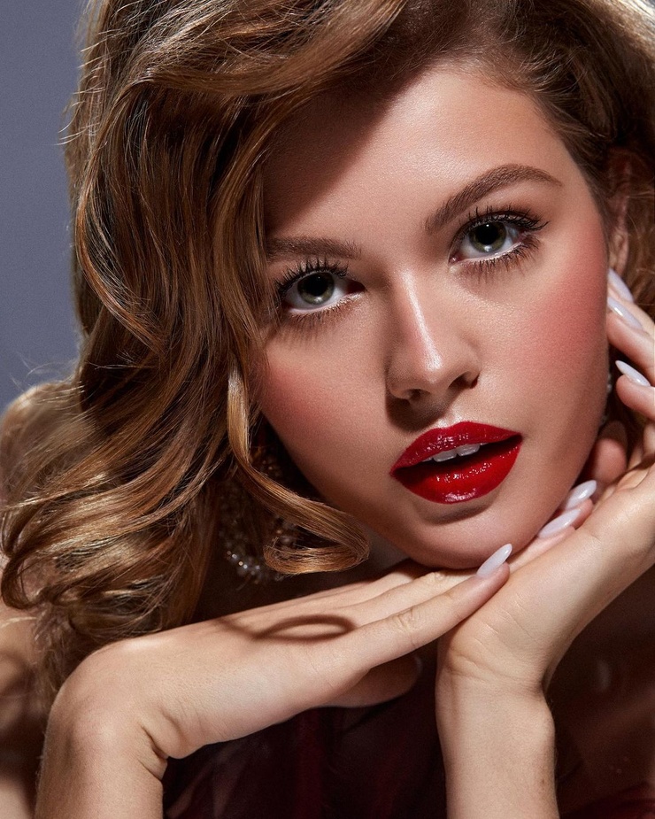 Luna Model Image - Beautiful Ultra HD Gradient Photos | Free Download