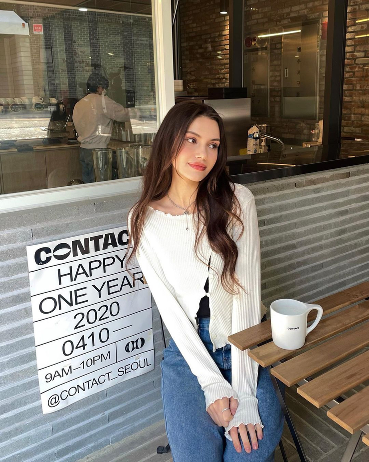 Lena Model Image - Perfect Retina Geometric Patterns | Free Download