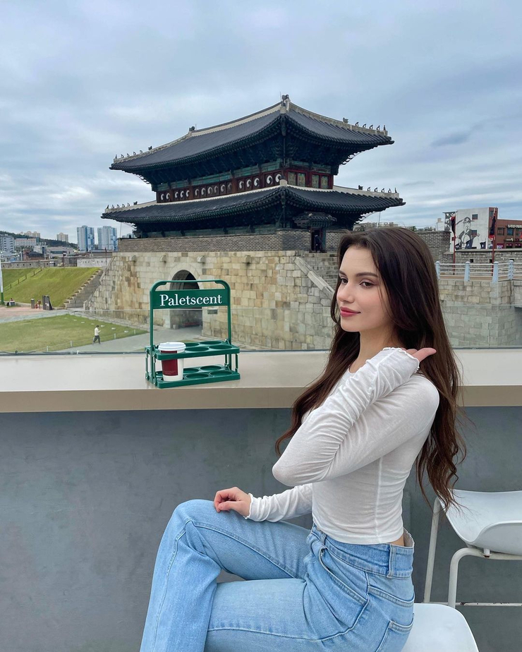 Model Lena Linktree - Incredible Gradient Art - 4K