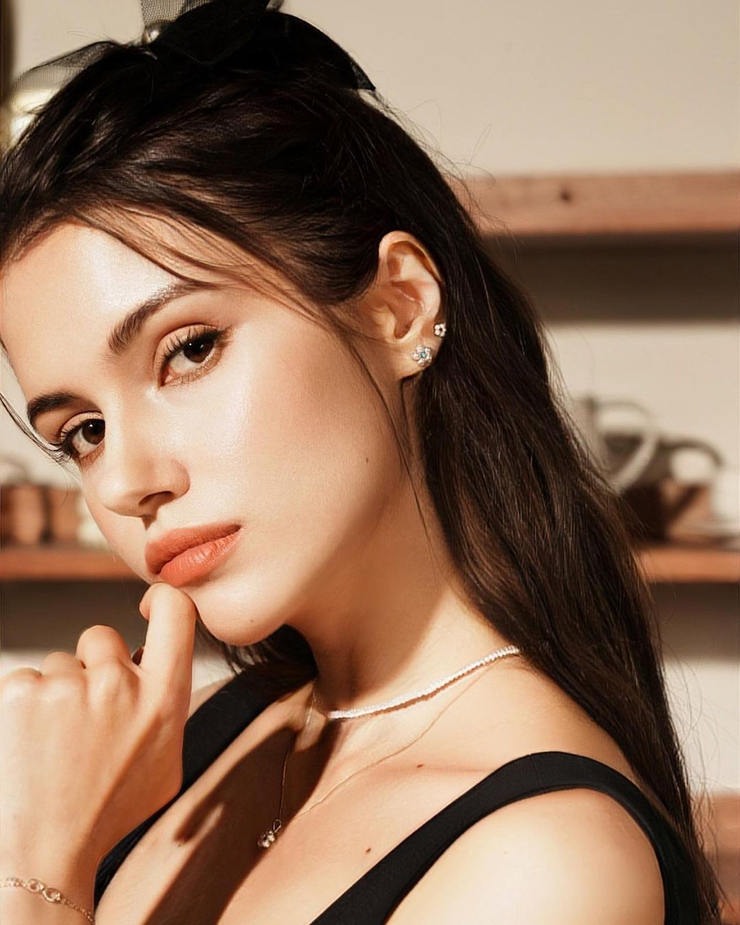 Lena Model Image - 4K Vintage Backgrounds for Desktop