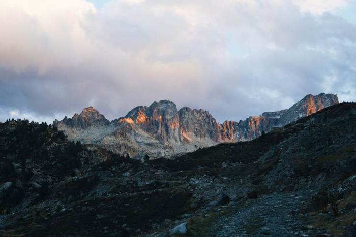 Cómo preparar el móvil antes de una ruta por el Pirineo: batería, mapas sin cobertura y trucos de emergencia.