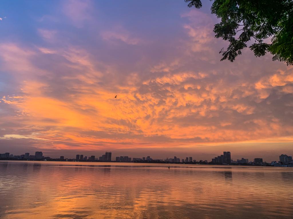 budget travel itinerary - sunset at West Lake