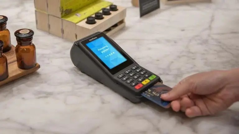 Verifone V400c Plus image with customer