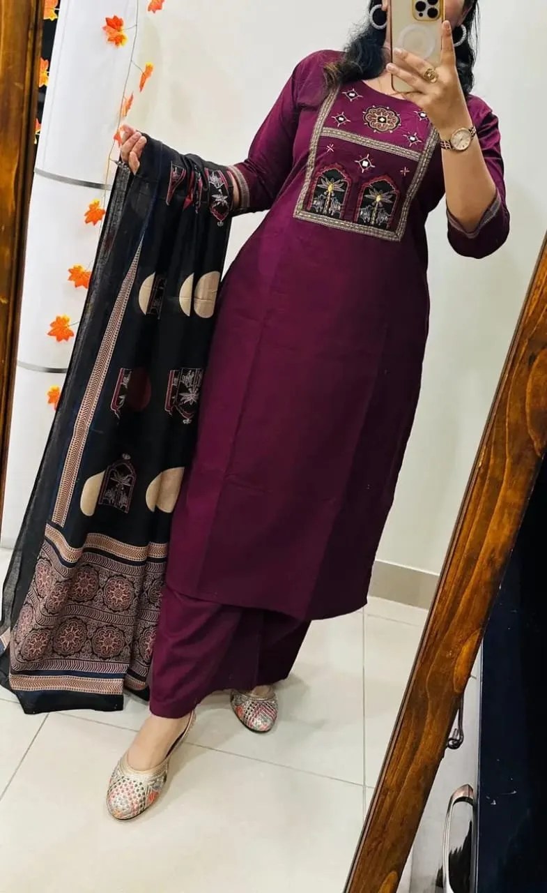शानदार वाइन और कॉफी ब्राउन एम्ब्रॉइडर्ड कुर्ता सेट - Handblock Printed Cotton Kurti Set by Jaipur Cloth
