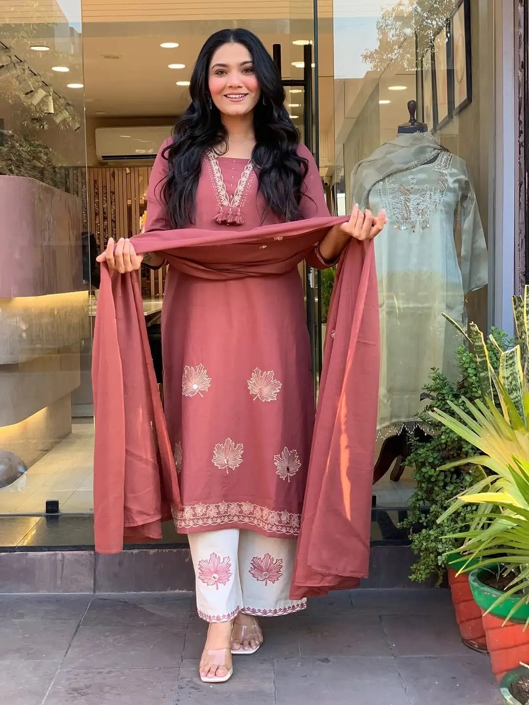 Embroidery Elegance: Kurti Set Complete 3-Piece Outfit Styling and Drape