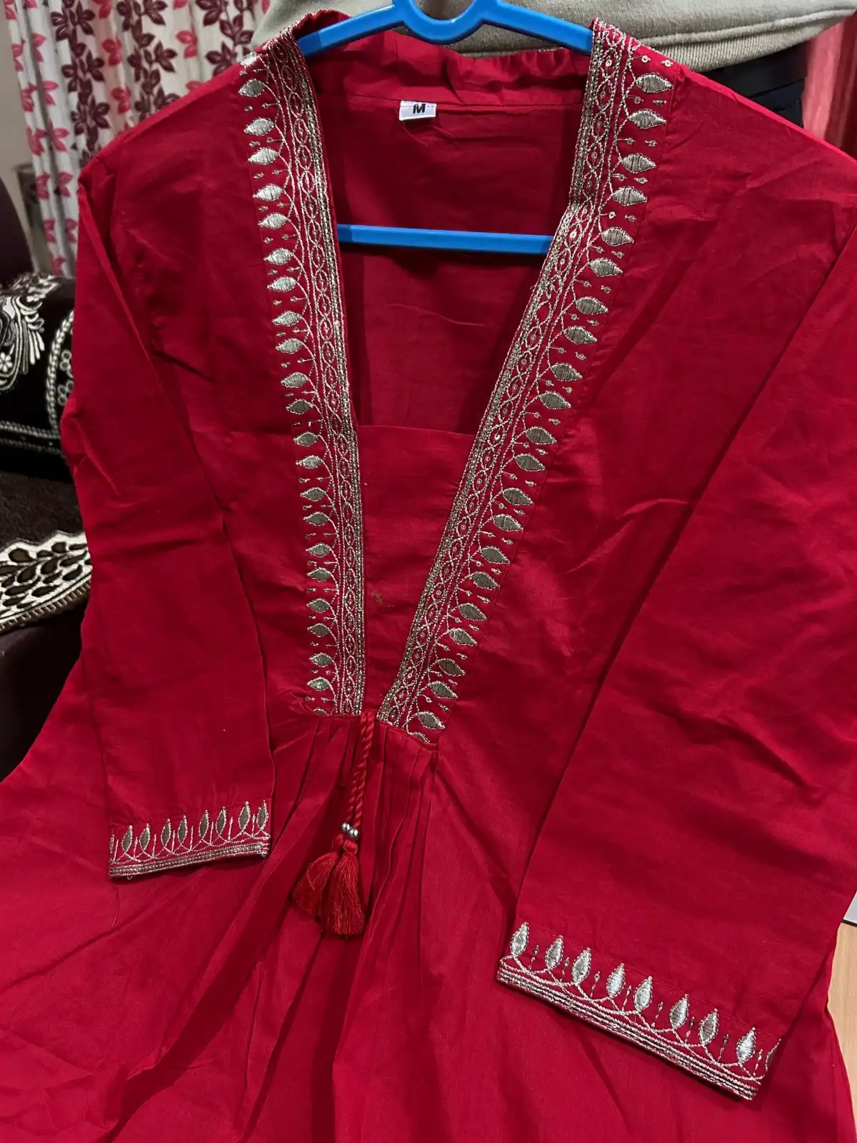 नया शुभारंभ: लाल अनारकली सूट सेट Side Angle and Hemline Silhouette