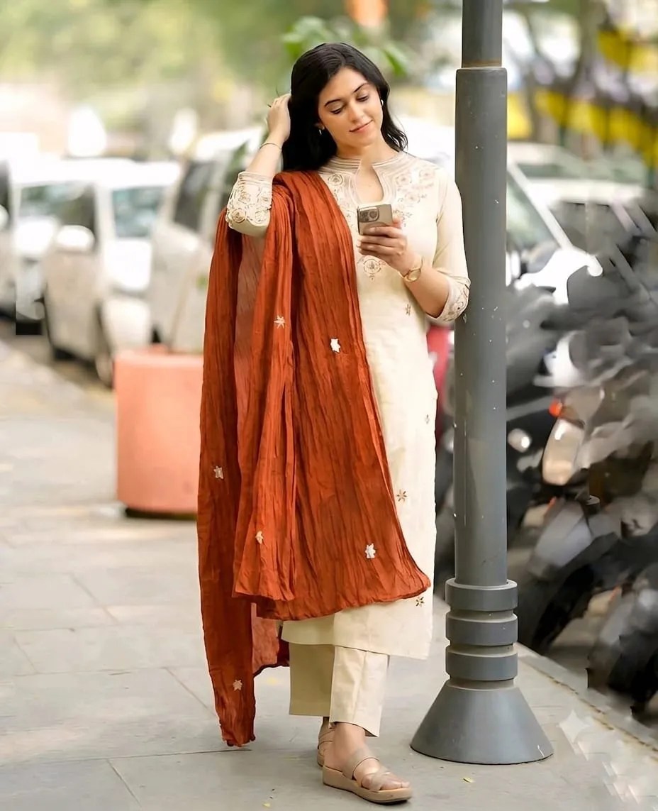 Side profile, sleeve cut, and hemline finishing of Elegant Embroidered Cotton Kurti Set