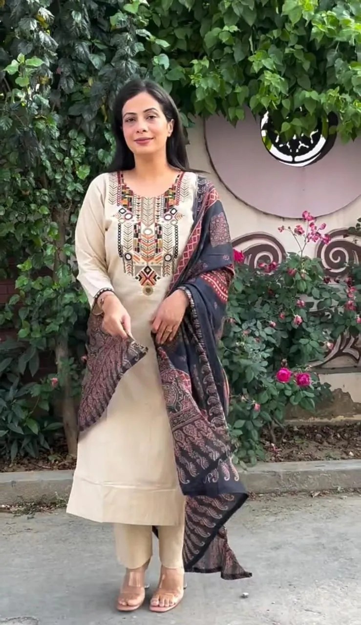 Back Profile and Overall Fit of Embroidered Kurti Set - Jaipur Cloth