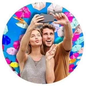 mujer y hombre tomandose una selfie en los paraguas de Tlaquepaque Tour en guadalajar