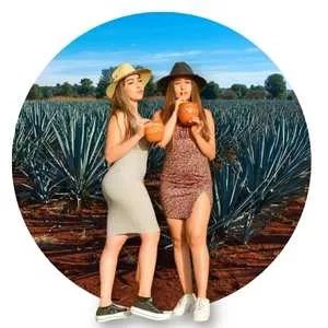 dos mujeres tomandose un cantarito de tequila frente a los campos agaveros de Tequila Jalisco Tour en guadalajara tour a tequila tequila jalisco