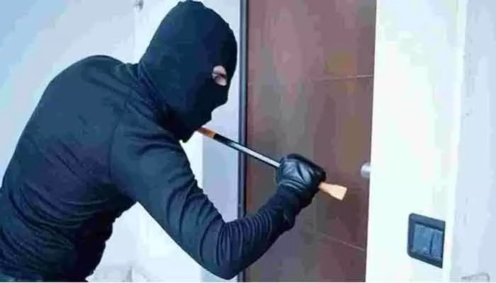 తాళం వేసి ఉన్న ఇంట్లో చోరికి ప్రయత్నం.