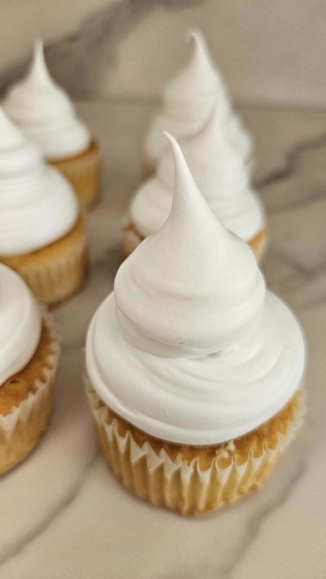 Heerlijke cupcake gevuld met lemoncurd