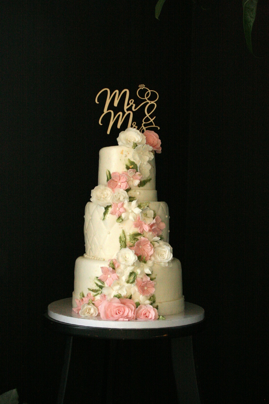 Bruidstaart met handgemaakte, eetbare bloemen