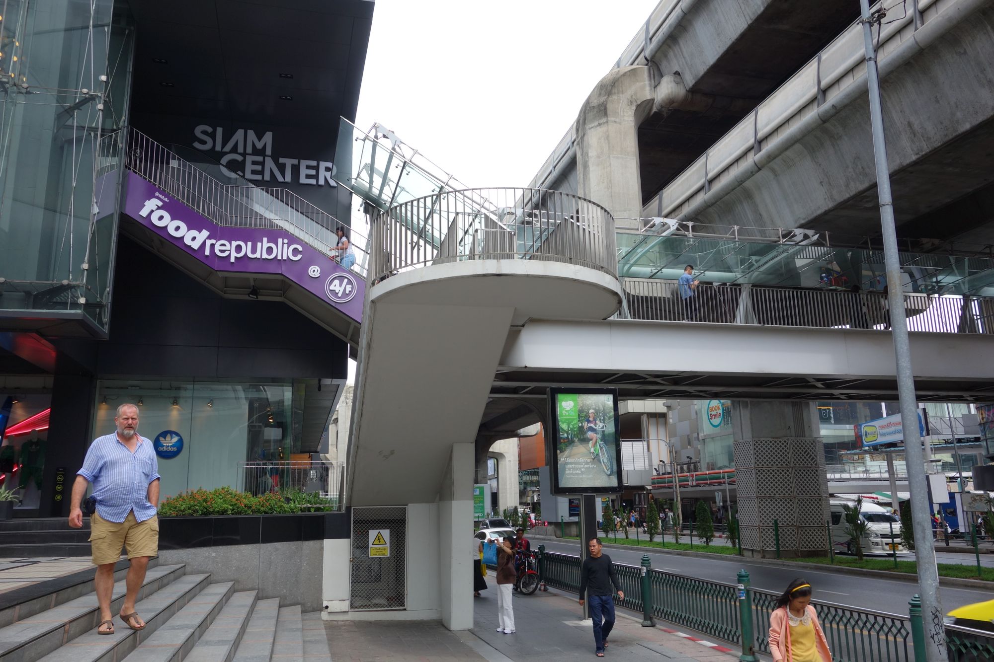 Bilvei nederst, så gangbro, så 2 etasjer med Skytrain. (og et lite shoppimgsenter)