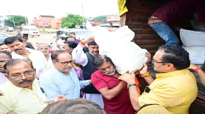 चित्रकूट के बाढ़ पीड़ितों के लिए MP से राहत: 400 परिवारों तक पहुंची मदद, रोजमर्रा का सामान बांटा