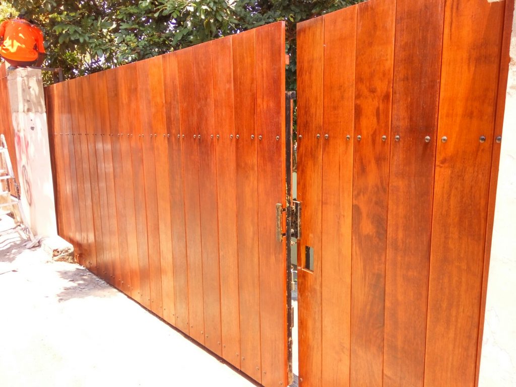 Inspiratif, 10 Desain Pagar Rumah dari Kayu Terbaik Japdesain