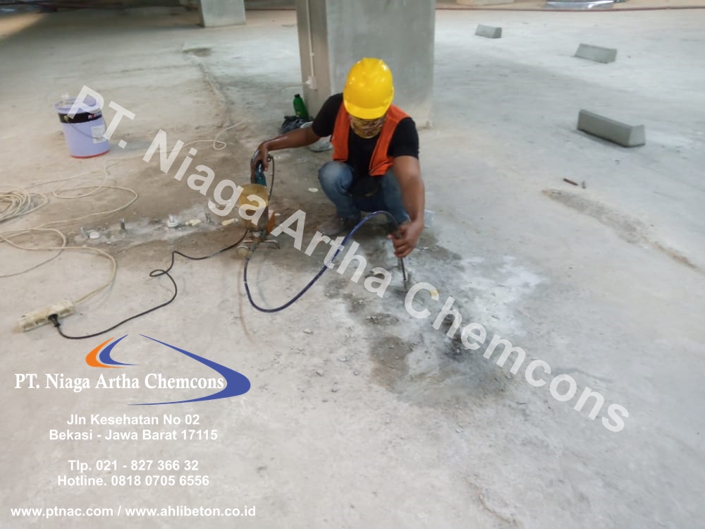 Perbaikan bocor gedung dengan metode injeksi beton menggunakan material polyurethane atau . Perbaikan Atap Gedung Bocor Jasa Waterproofing