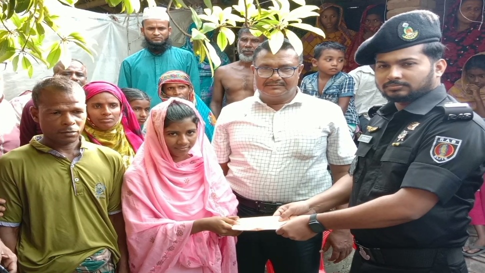 মেডিকেলে চান্স পাওয়া সেই দুস্থ ছাত্রী মারুফার স্বপ্ন পুরনে সহায়তা করলো র‌্যাব-৬