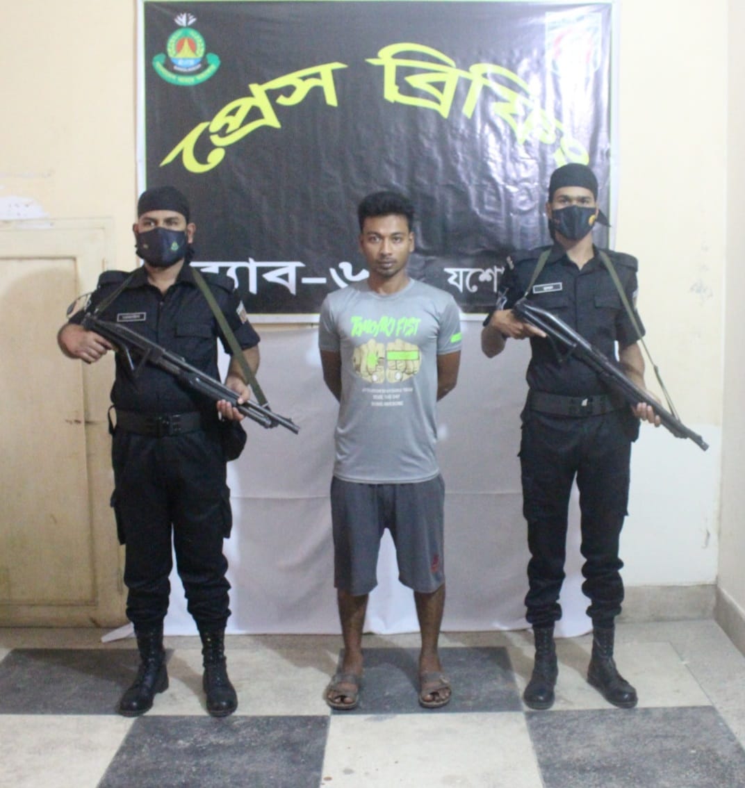 র‌্যাবের অভিযানে যশোর হতে ৫টি বোমা উদ্ধারও গ্রেফতার-১